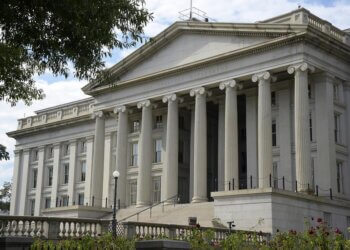 Bond Yields to Ease as Fed Rate Cuts Loom, Poll Shows